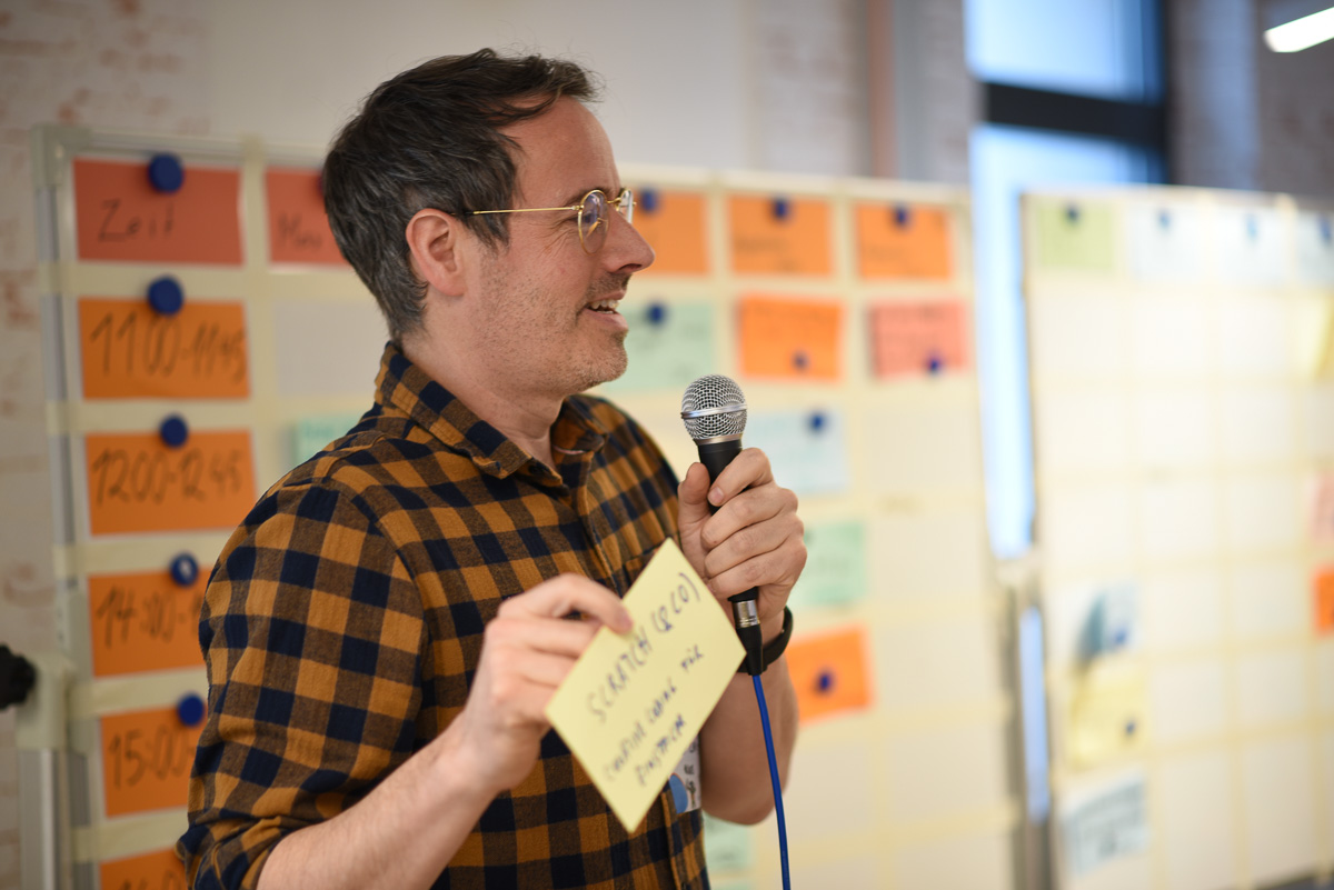 Mein Kollege beim Vorstellen einer Session