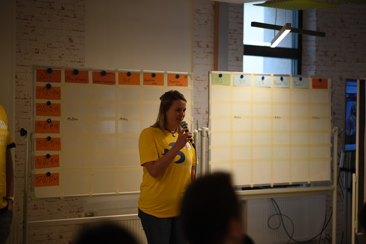 Eine der Moderator*innen vor dem noch leeren Sessionboard