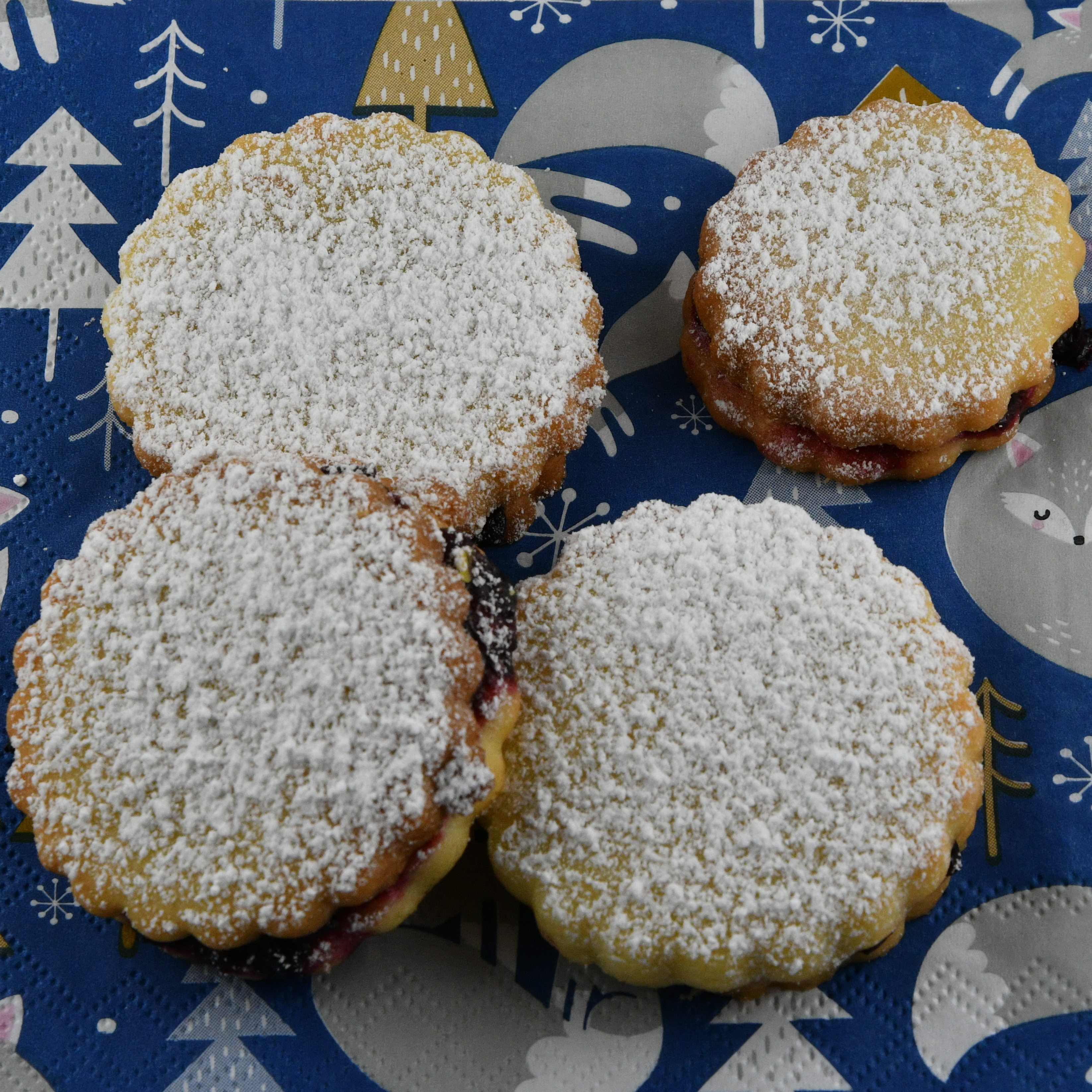 Brombeertaler. Je zwei Plätzchen sind mit Brombeermarmelade zusammengeklebt