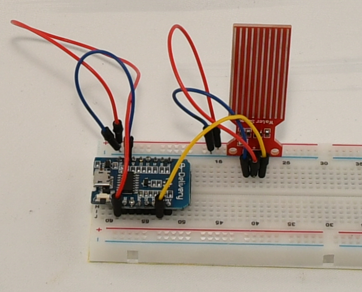 Steckbrett mit dem Aufbau für den Sensor und den D1 Mini