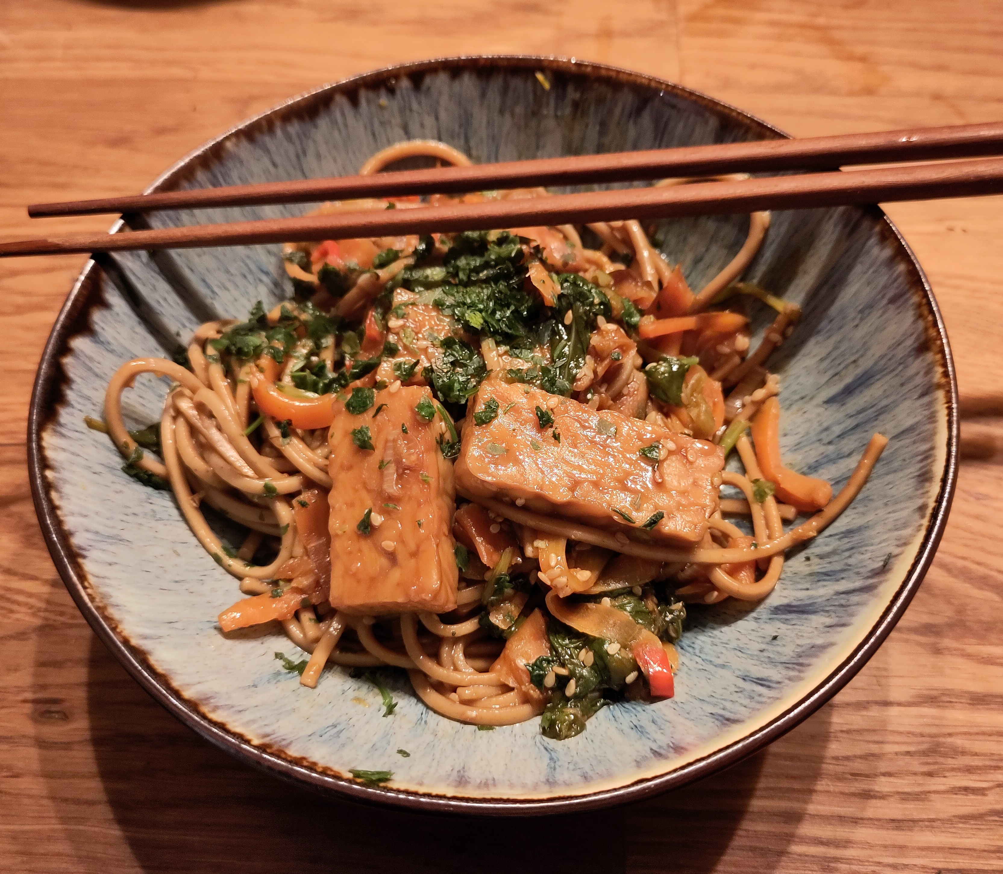 Sobanudeln mit Sesam-Limetten-Soße