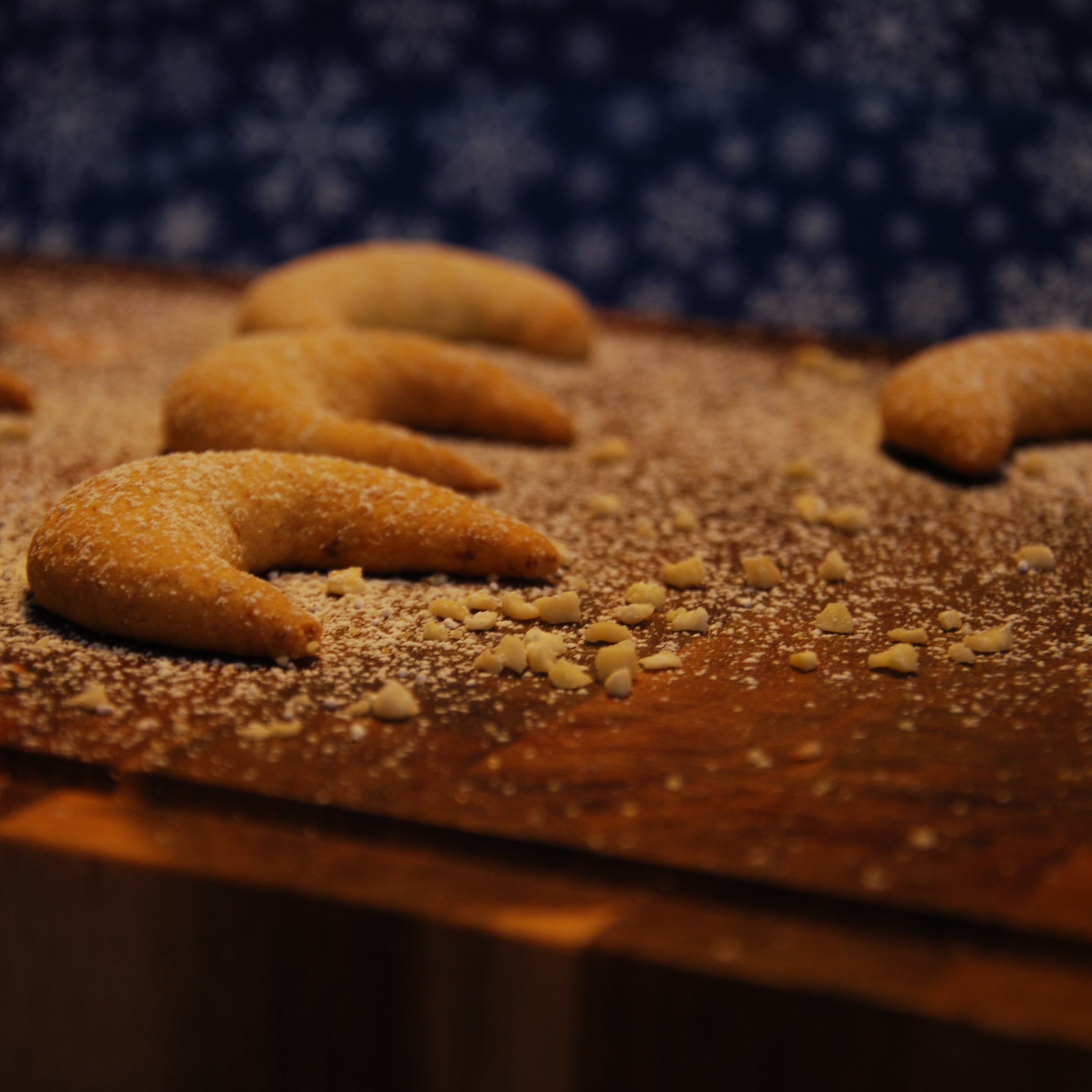 Vanillekipferl mit Puderzucker und Mandeln