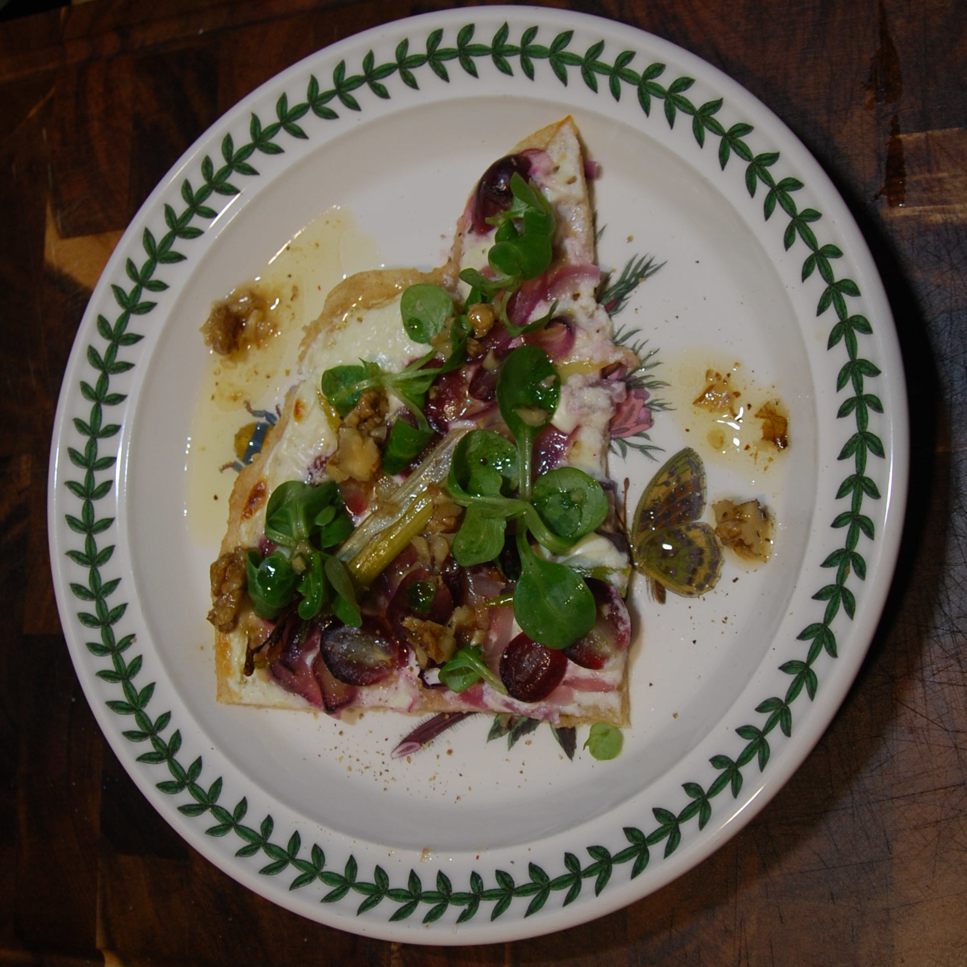 Zwiebel-flammkuchen mit Feldsalat, Trauben und Walnüssen in Ahornsirup